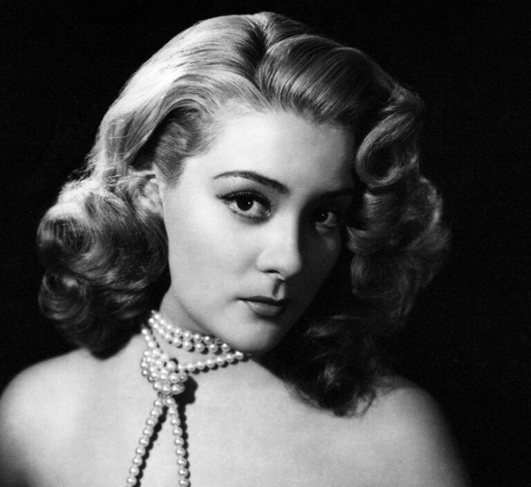 21472-IMG_BG_POST-silvia_pinal